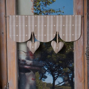 Décor de fenêtre festonnée avec des coeurs suspendus 